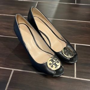 TORY BURCH Benton Logo Peep Toe Leather Wedge Heel Pump US 8.5 Perfect Black